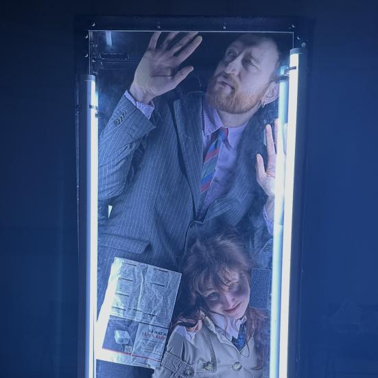 Foto af Meike Muench og William Fock presset sammen i en elevator