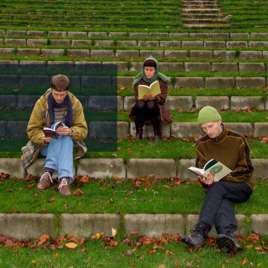 Tre unge fra Den grønne ungdomsbevægelse læser udendørs