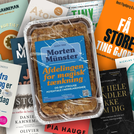 Bogen "Afdelingen for magisk tænkning" ligger oven på forsiderne til en række andre bøger.