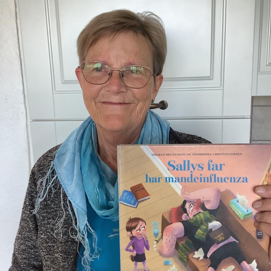 Foto af Eva Themsen med bogen "Sallys far har mandeinfluenza"